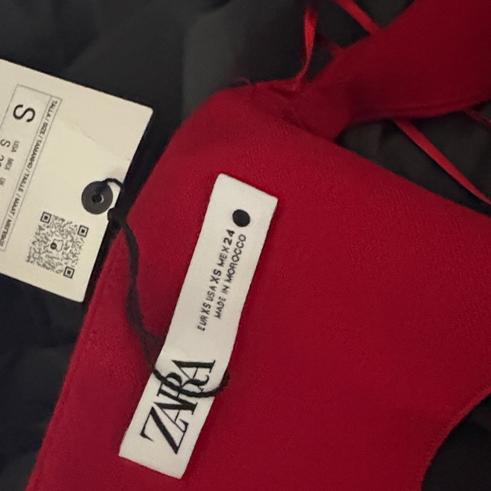 Elegant Red Sleeveless Dress - Picture 4 of 4